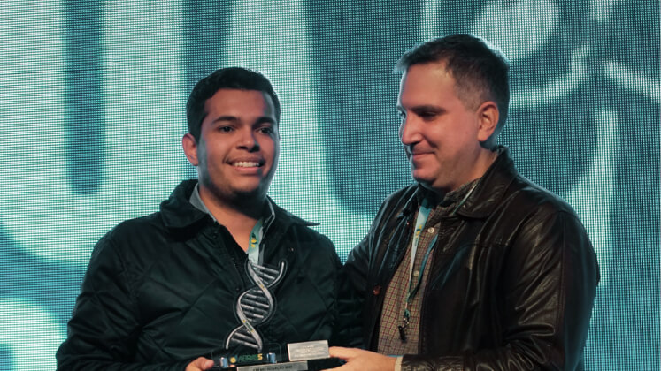 João Barboza recebendo uma premiação
